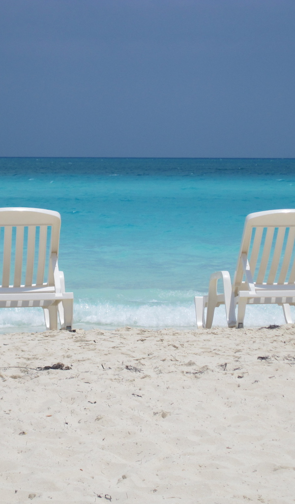 Лежаки на пляже на курорте Кайо Санта Мария, Куба