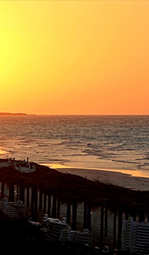 Закат над пляжем на курорте Кайо Санта Мария, Куба