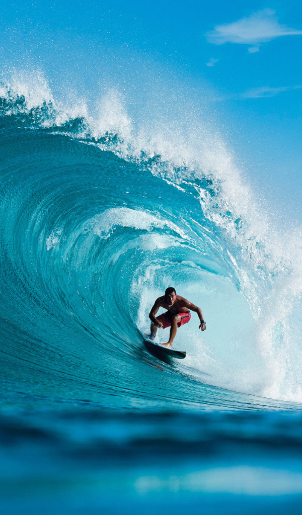 Серфер на волнах в Гаити