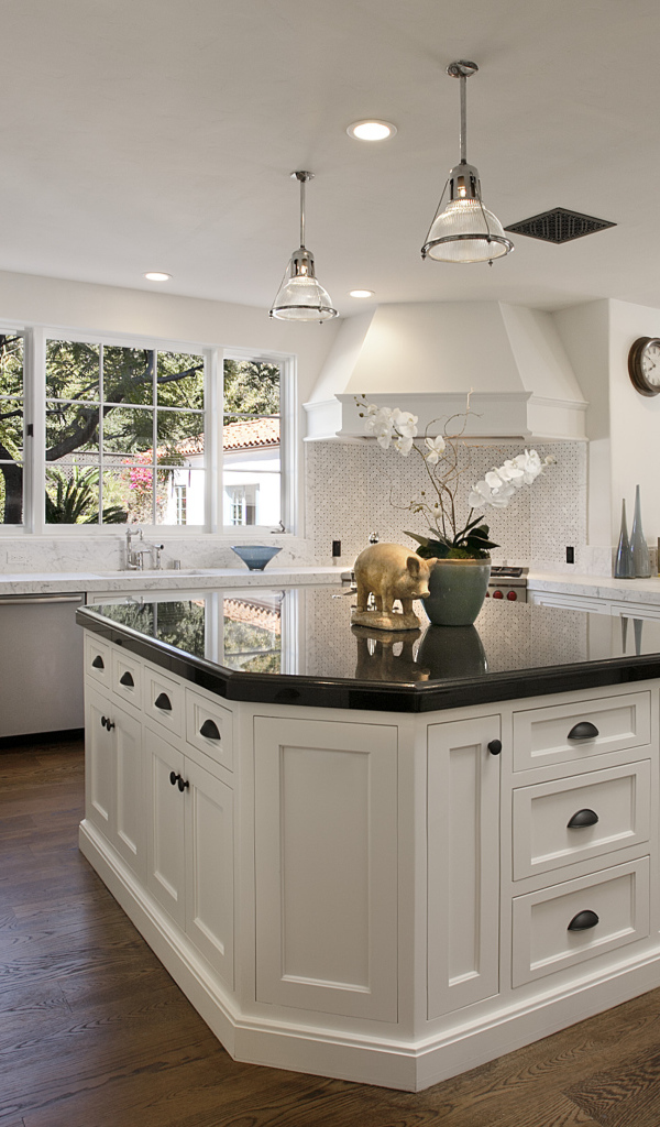 Стол для приготовления в центре кухни