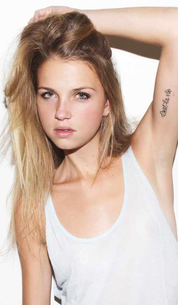 Татуировка у блондинки