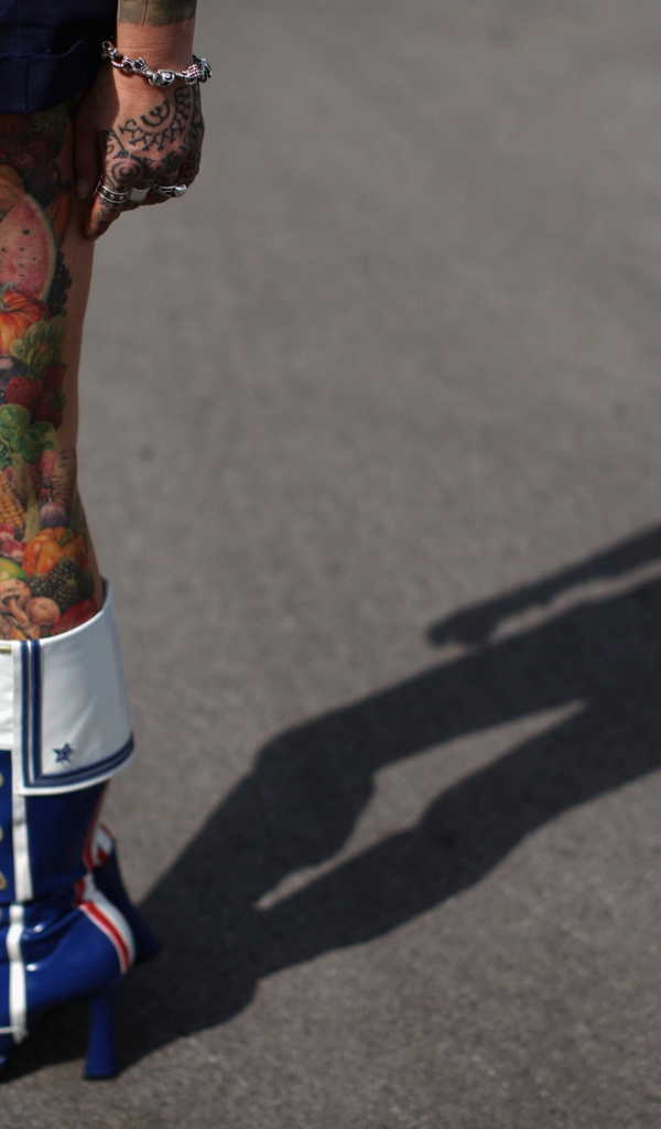 Татуировка на ноге у женщины