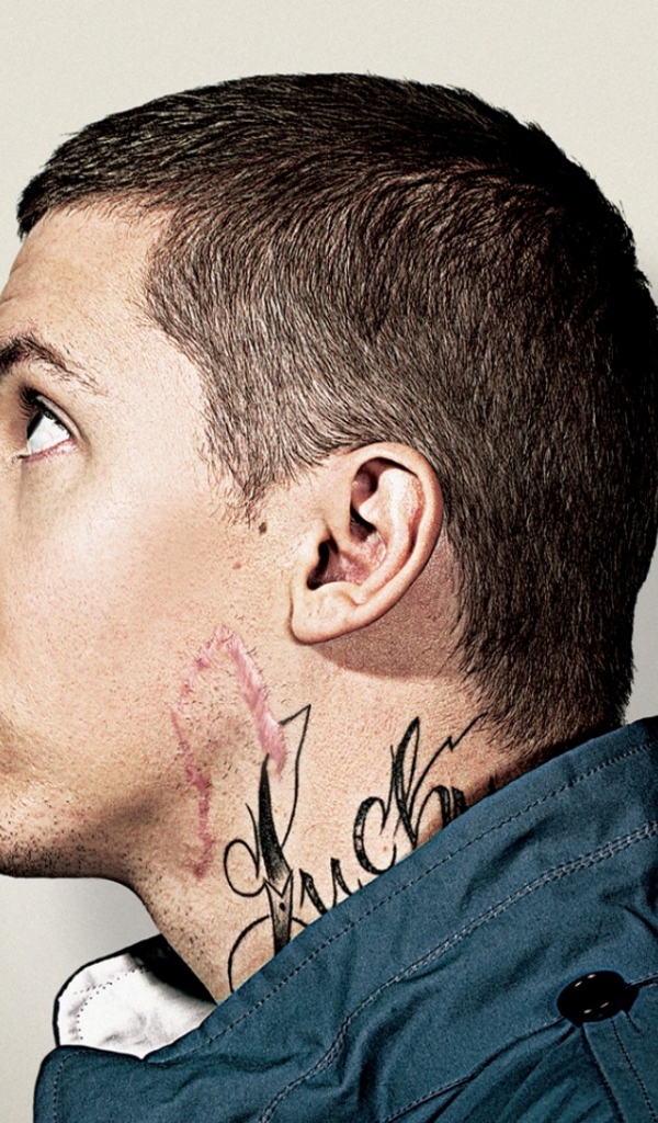 Тату на шее у мужчины