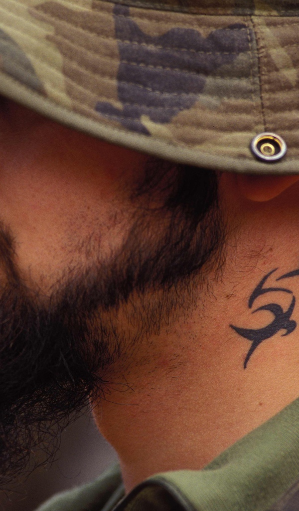 Тату на шее солдата