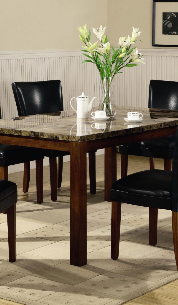 Чай на столе в столовой