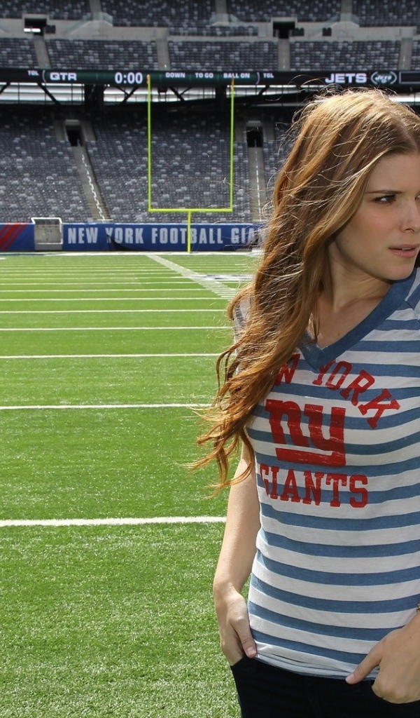 Блондинка на футбольном поле