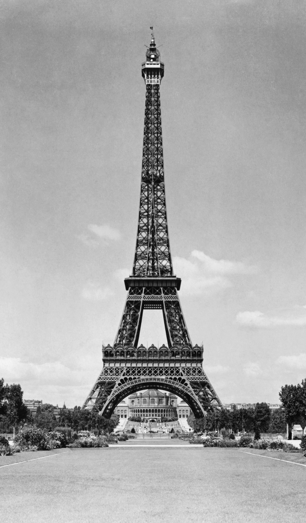 Эйфелева башня и парк, чёрно-белое фото