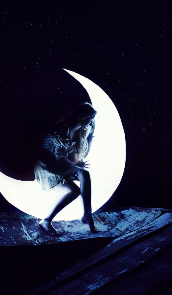 Фотография Девушка сидит на Луне