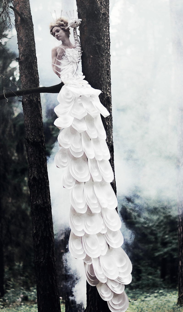 Фотография Девушка на дереве