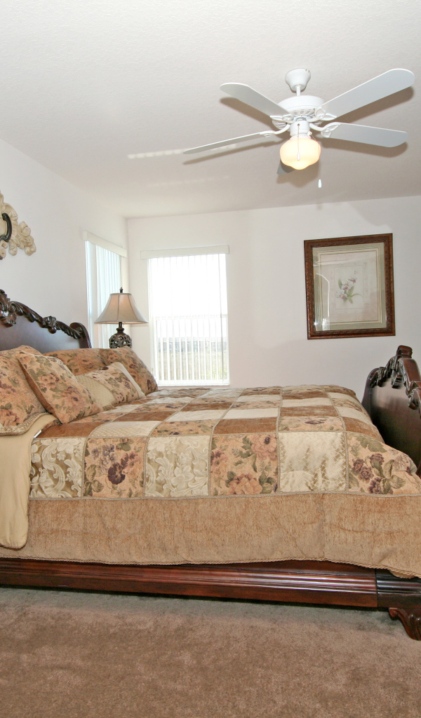 Вентилятор на потолке спальни