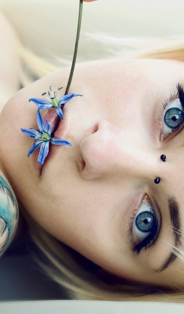 Девушка с синей татуировкой на плече