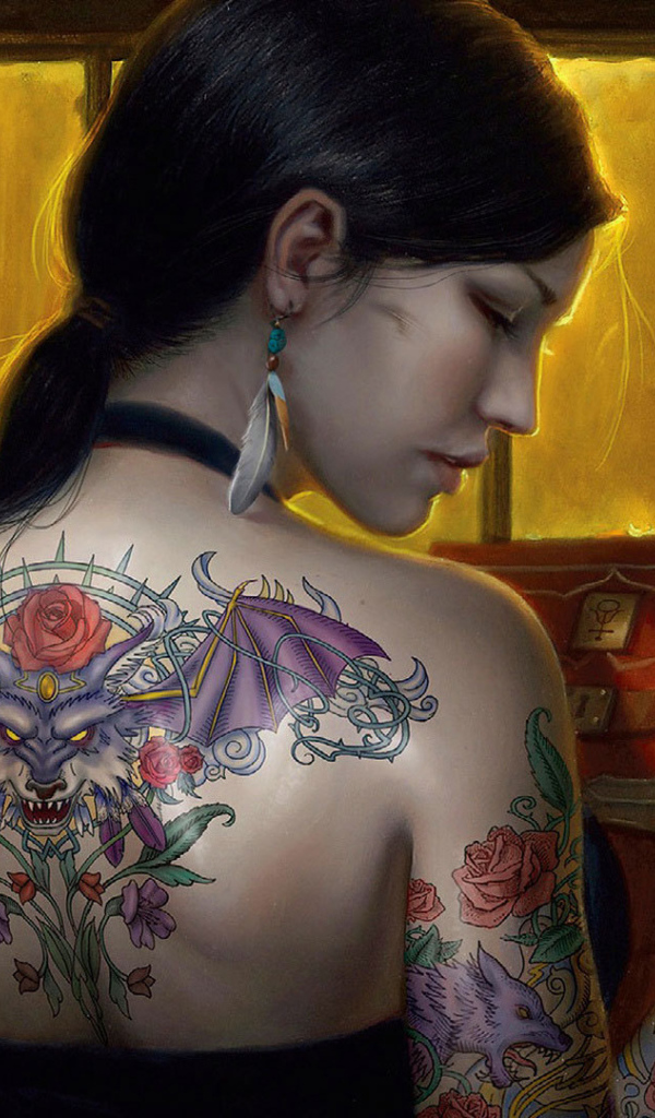 Девушка с татуировкой дракона на спине