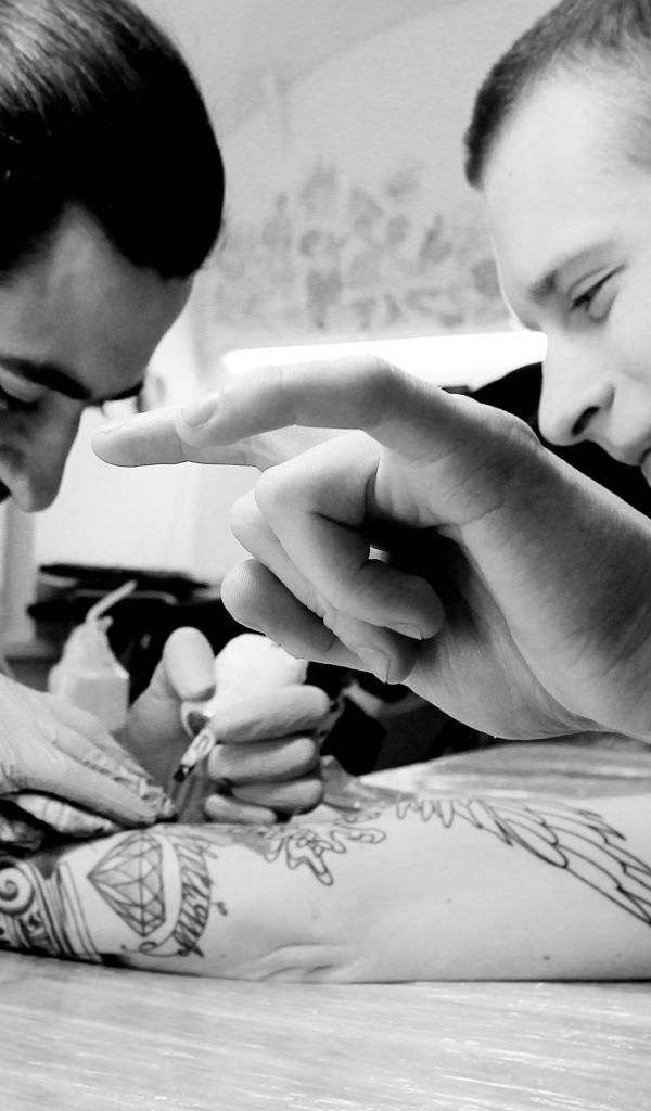 Парню делают тату