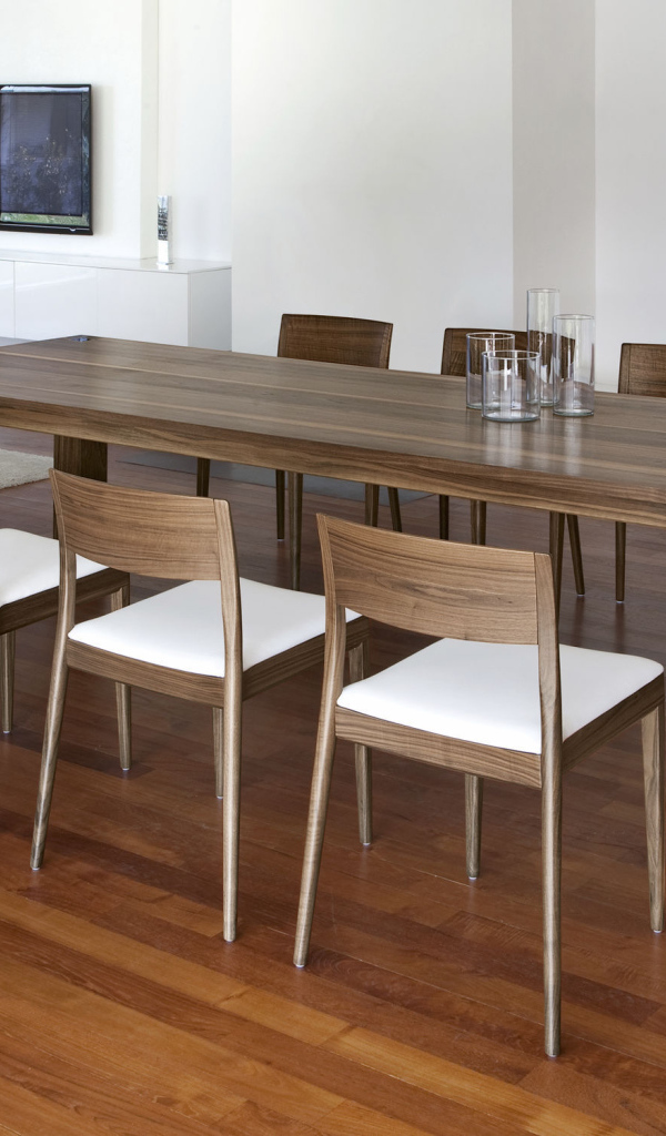 Длинный стол в столовой