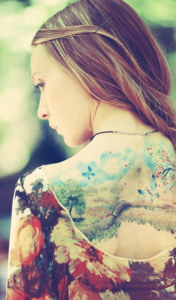 Картина из татуировки на спине