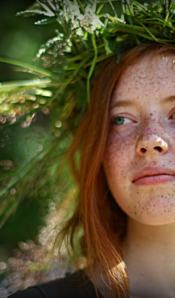 Рыжая девочка с венком на голове