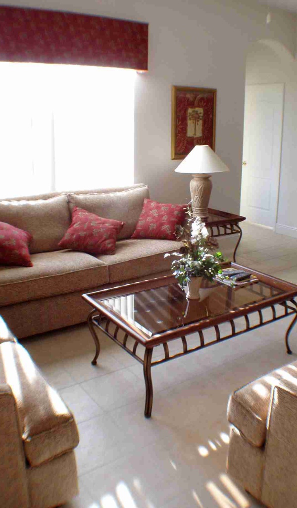 Красный цвет в оформлении гостиной