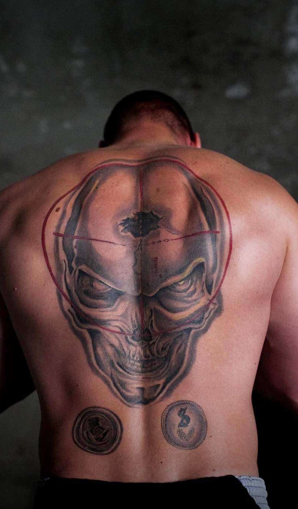 Череп на спине спортсмена