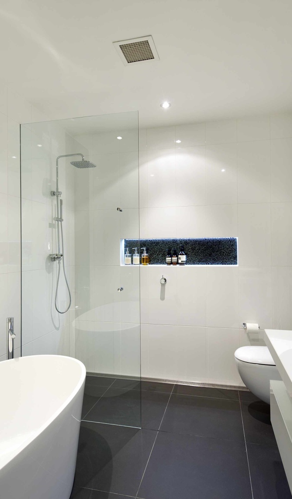 Белоснежный дизайн ванной комнаты