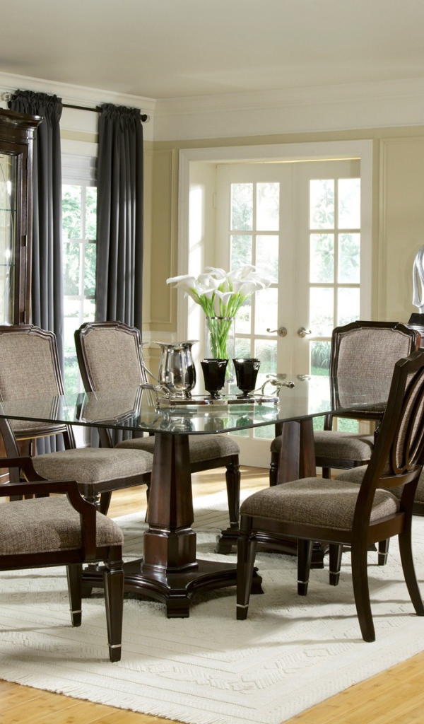 Просторная столовая в доме