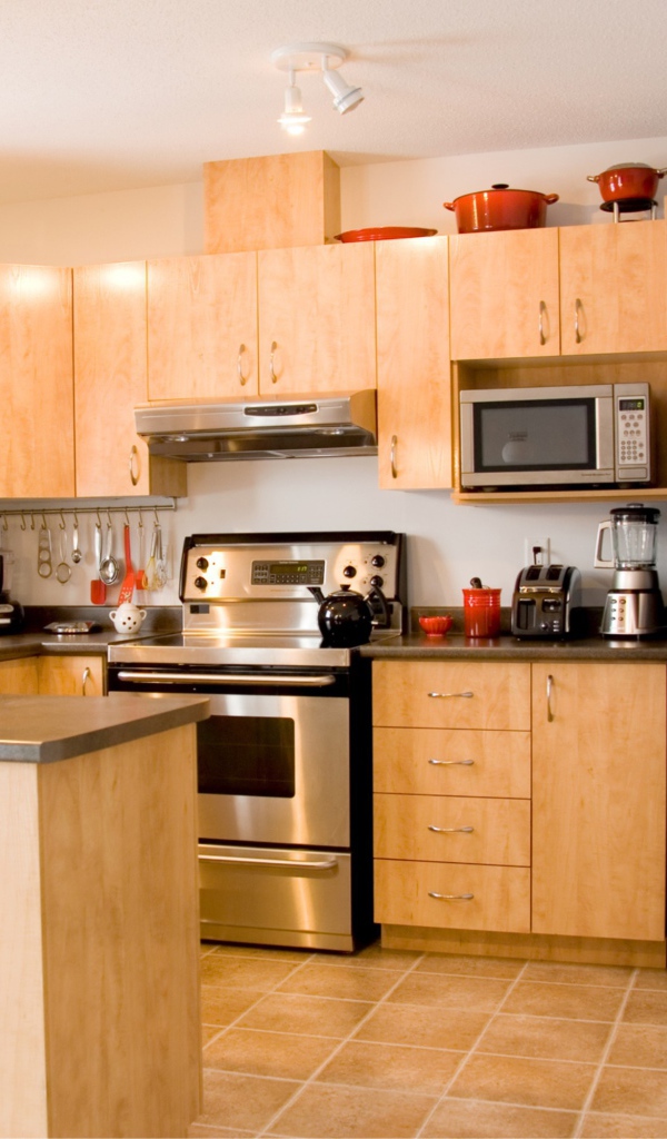 Наклейка на холодильнике в кухне