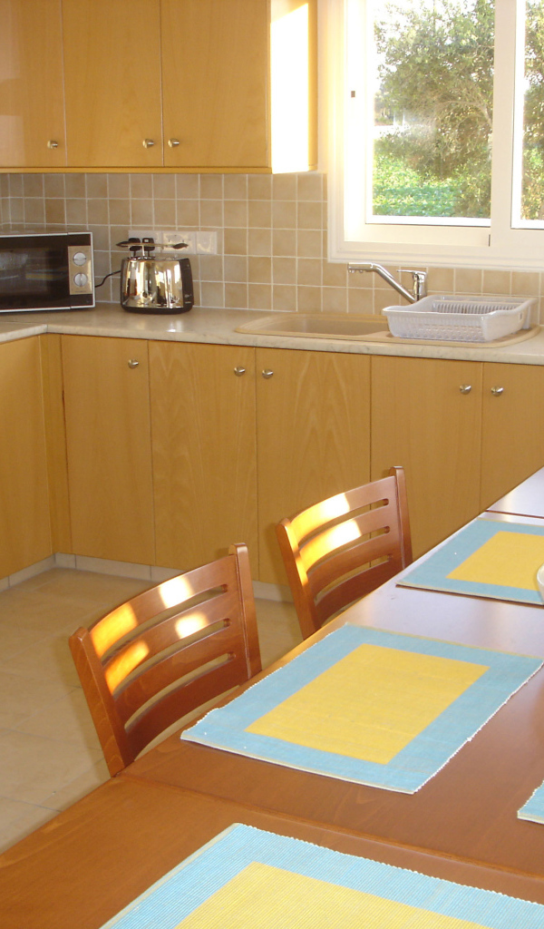 Солнце светит в окно на кухне