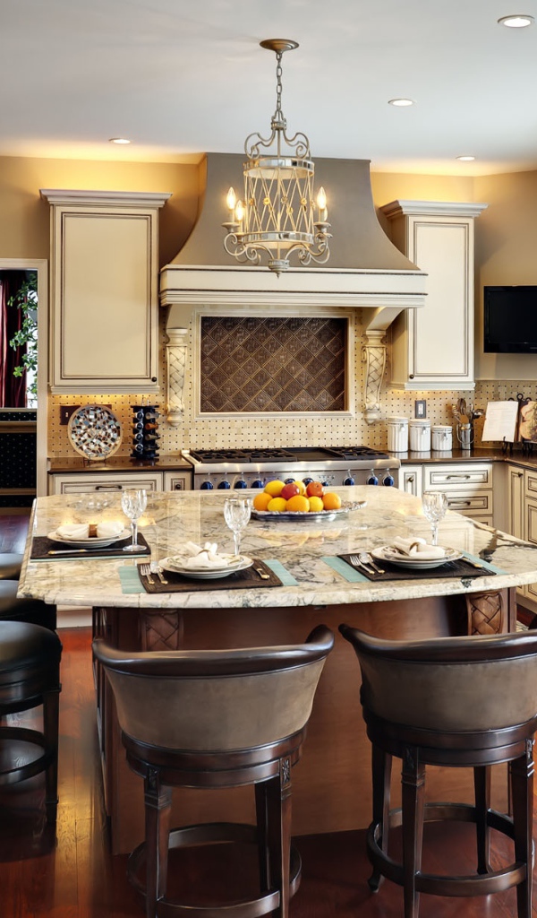 Стол накрыт в кухне