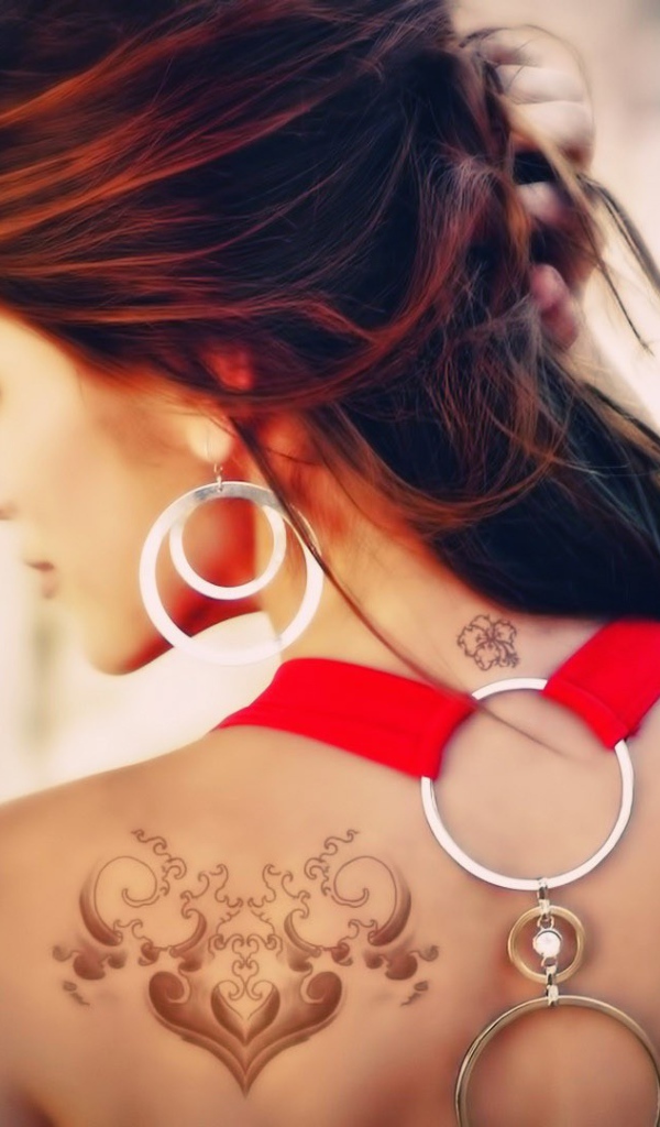 Татуировка на спине и шее