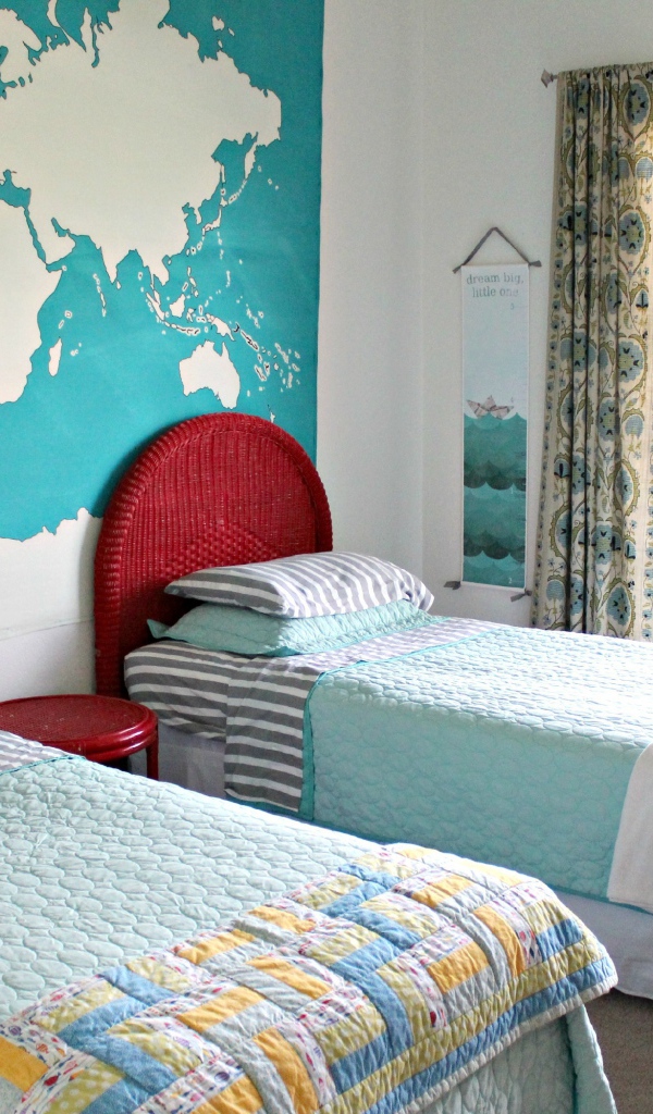 Карта мира на стене в детской