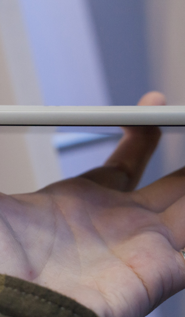 Тонкий YotaPhone 2 в руках