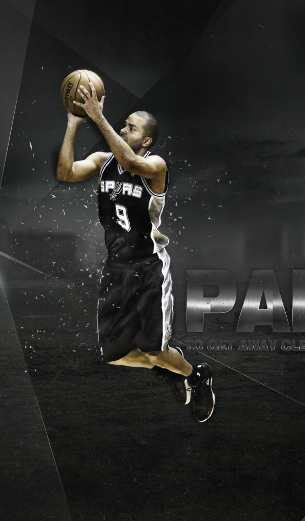 Тони Паркер забрасывает мяч в корзину