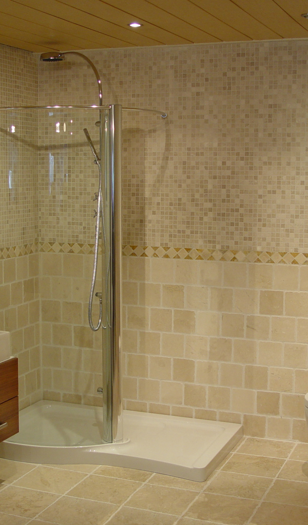 Прозрачная душевая кабина в ванной