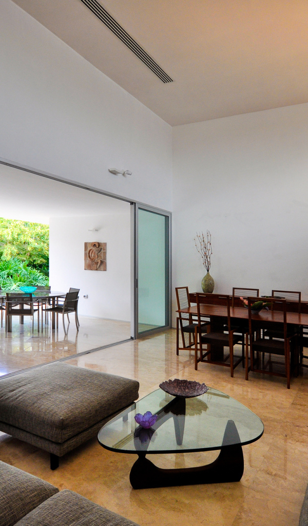 Прозрачная стена в столовой