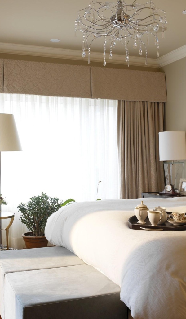 Поднос с кофе на кровати