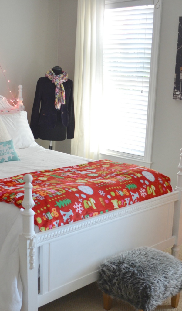 Елка в детской комнате