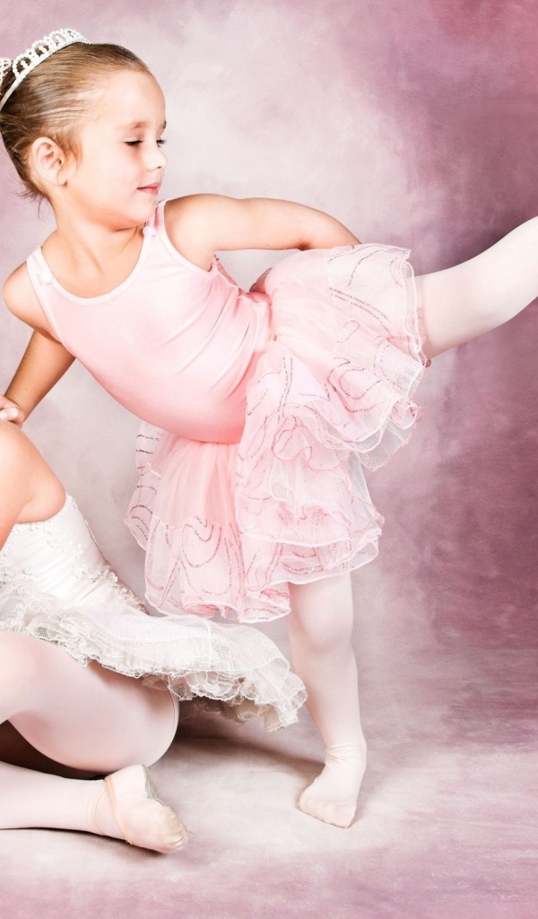 Две юных балерины