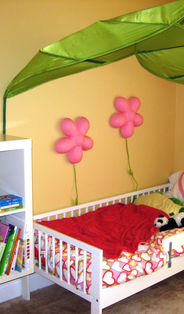 Зонтик над кроватью в детской