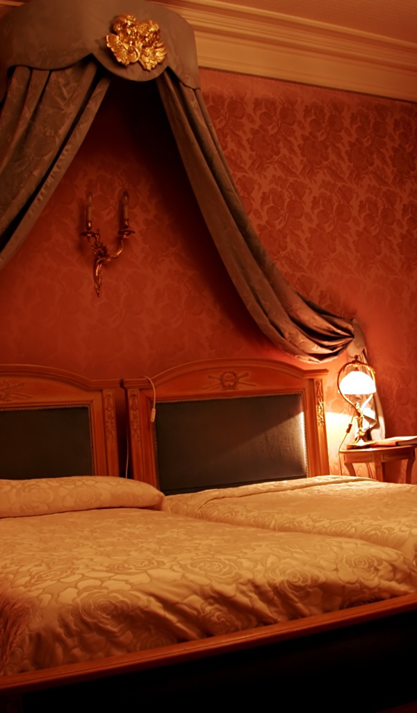 Кровать под вензелем в спальне