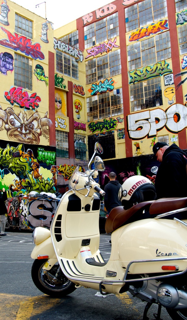 Разные граффити на домах