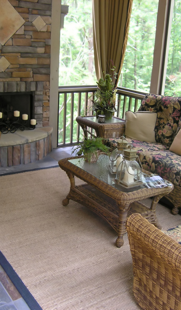 Веранда с плетеной мебелью