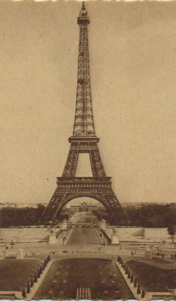 Очень старая фотография Эйфелевой башни