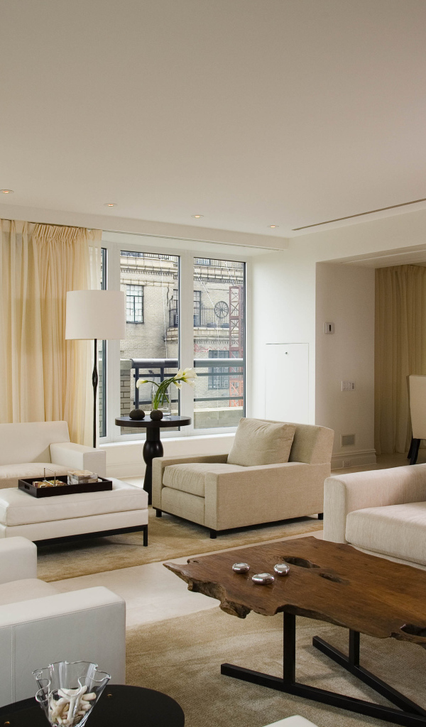 Вид просторной гостиной