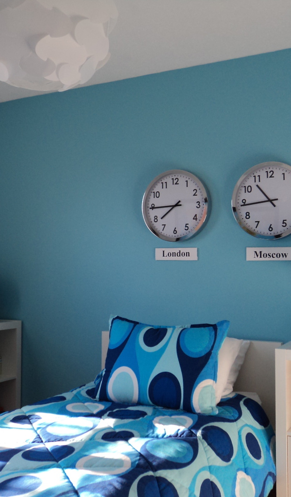 Часы над кроватью в детской