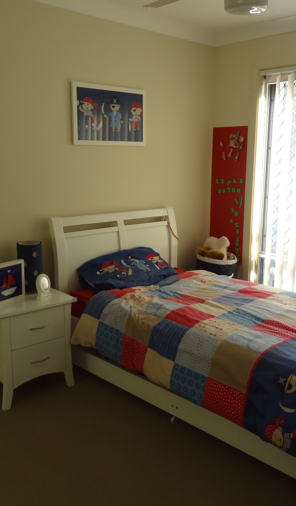 Белая кровать в детской комнате