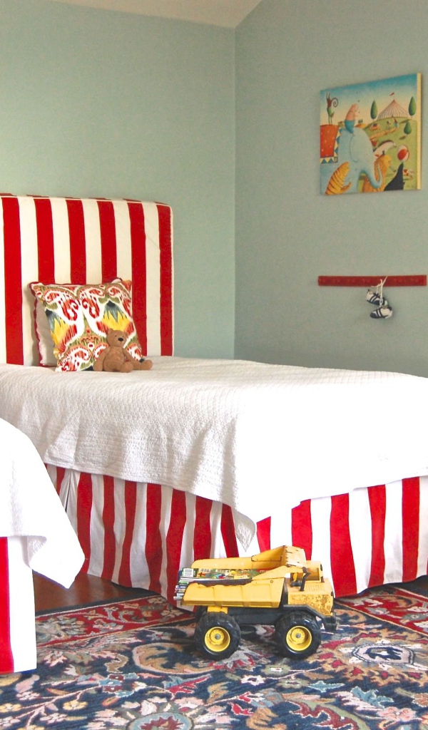 Белые покрывала на кроватях в детской