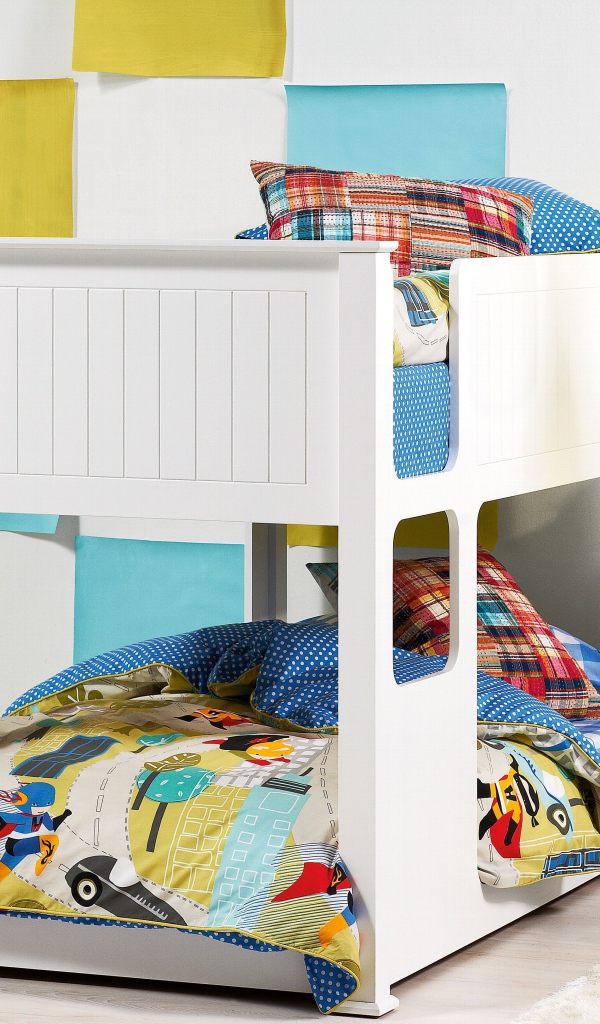 Белая двухэтажная кровать в детской