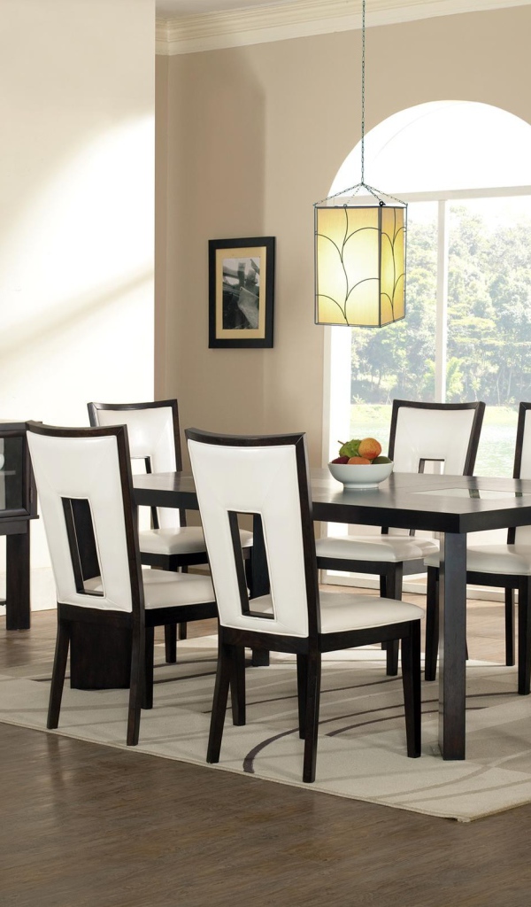 Белые стулья в столовой