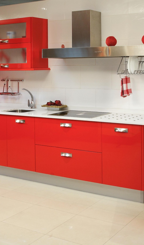 Белая столешница в красной кухне