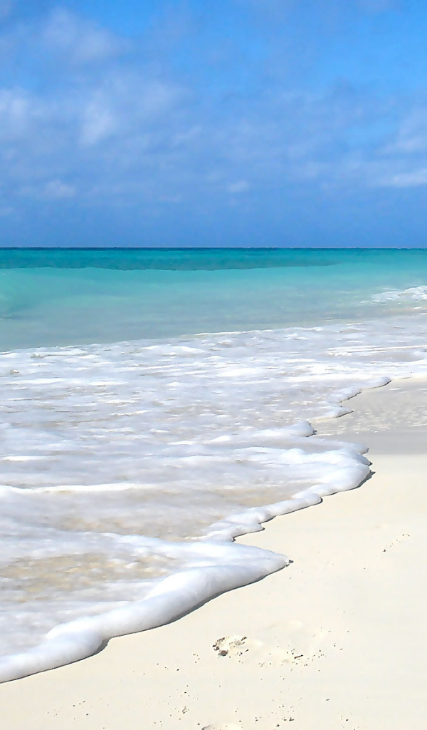 Белый песок на пляже на курорте Кайо Энсеначос, Куба