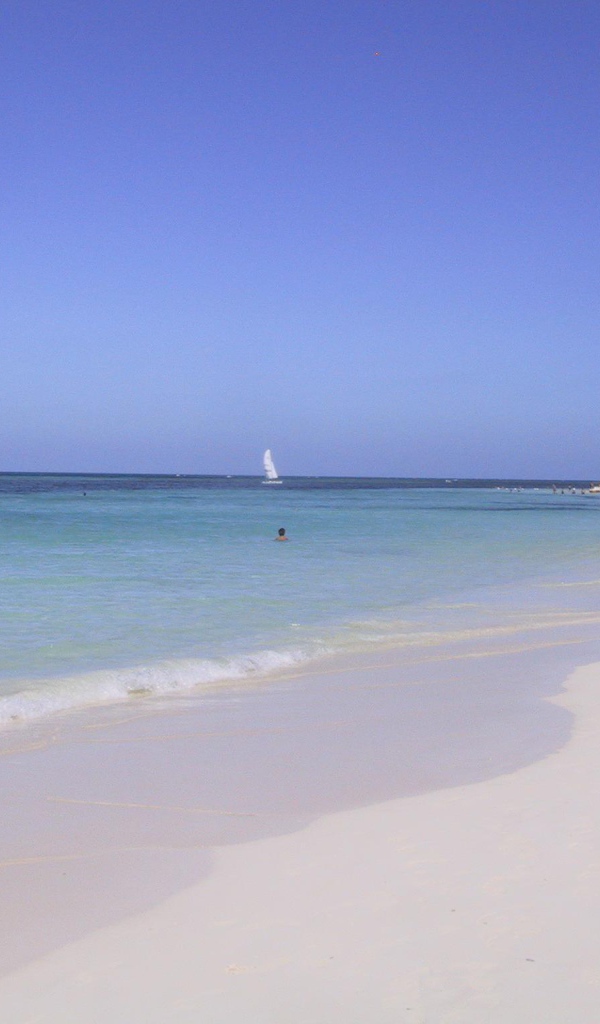 Белый песок на пляже на курорте Гуардалавака, Куба